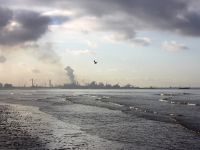 Strand in Malo-les-Bains, Fabriken in der Ferne