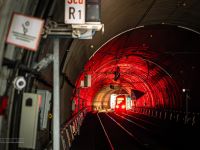 Tunnel in Rot